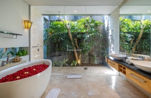 Villa-Aramanis-Damai-Bathroom-IMG_7207-HDR