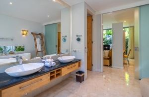 Villa-Aramanis-Damai-Bathroom-IMG_7216-HDR