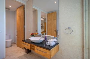 Villa-Aramanis-Damai-Bathroom-IMG_7244-HDR