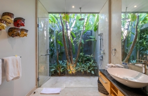 Villa-Aramanis-Damai-Bathroom-IMG_7259-HDR