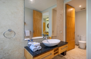 Villa-Aramanis-Damai-Bathroom-IMG_7262-HDR