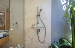 Villa-Aramanis-Damai-Bathroom-IMG_7265-HDR