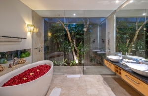 Villa-Aramanis-Damai-Bathroom-IMG_7451-HDR