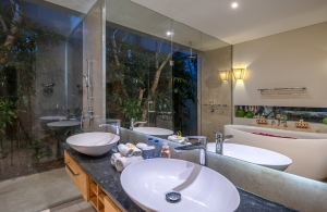 Villa-Aramanis-Damai-Bathroom-IMG_7454-HDR