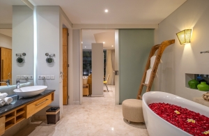 Villa-Aramanis-Damai-Bathroom-IMG_7460-HDR