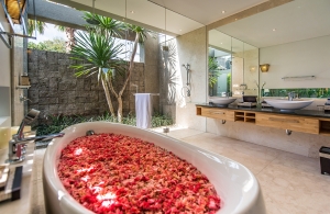 Villa-Aramanis-Damai-Master-bathroom-copy