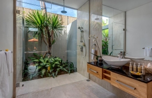Villa Aramanis - Indah, Guest ensuite bathroom one