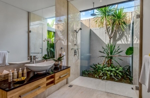 Villa Aramanis - Indah, Guest ensuite bathroom two