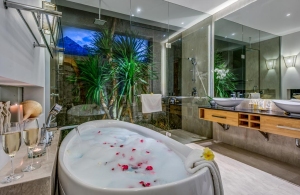 Villa Aramanis - Indah, Master bathroom